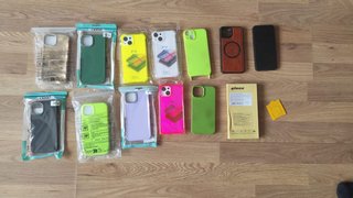 iPhone 14 Negro con 11 fundas la mayoría nuevas.