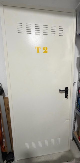 Puerta trastero con pequeño golpe