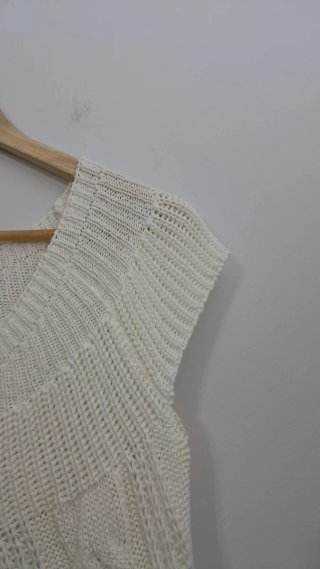 Cárdigan de punto beige sin mangas con botones