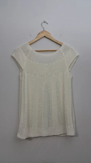 Cárdigan de punto beige sin mangas con botones