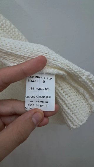 Cárdigan de punto beige sin mangas con botones