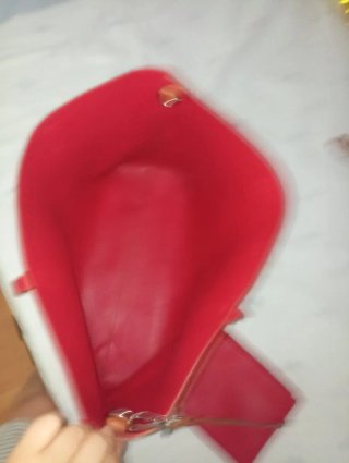 Bolso marrón con neceser rojo