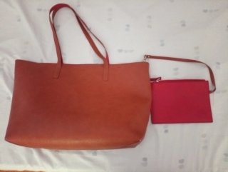 Bolso marrón con neceser rojo