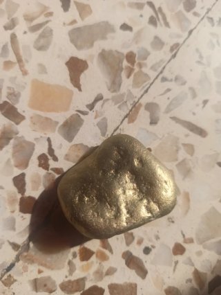 Pepita grande de posible oro viejo