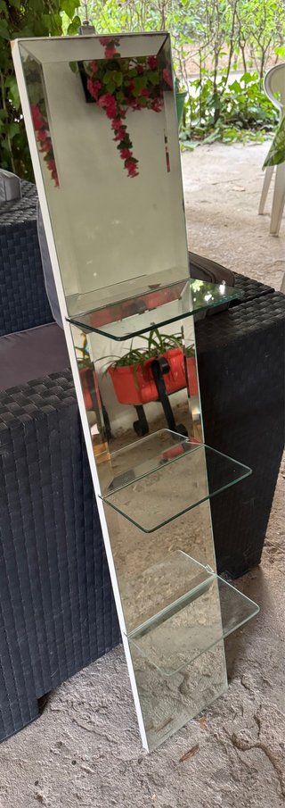 Estantería de espejo con baldas de cristal