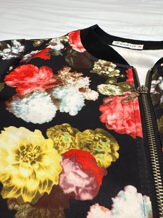 Giubbotto bomber con stampa floreale e cerniera donna