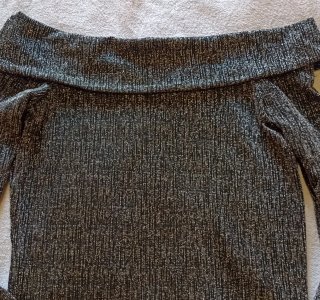 Top plateado y gris con cuello Bardot