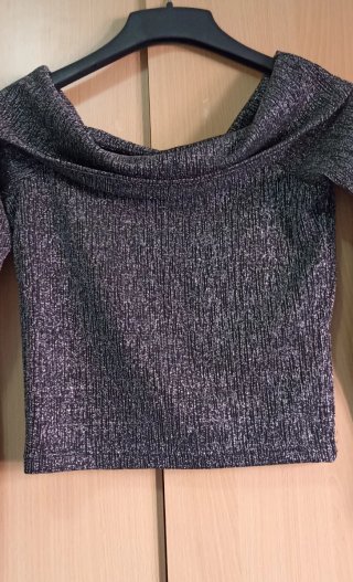 Top plateado y gris con cuello Bardot
