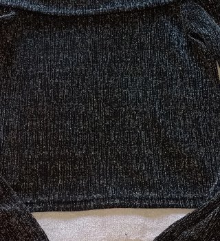 Top plateado y gris con cuello Bardot