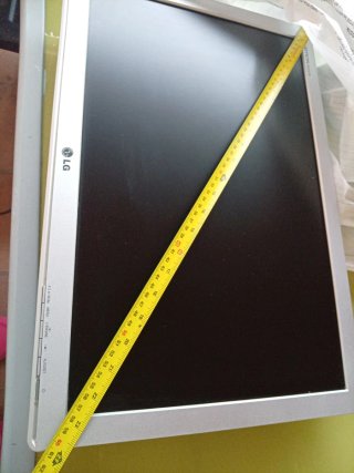 Pantalla LG 22" Plata/Negra con soporte más cables