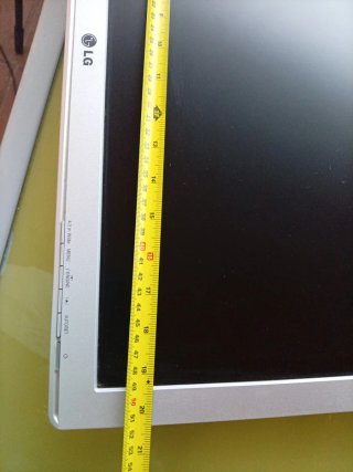 Pantalla LG 22" Plata/Negra con soporte más cables