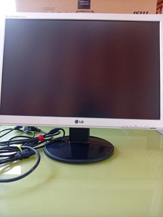 Pantalla LG 22" Plata/Negra con soporte más cables