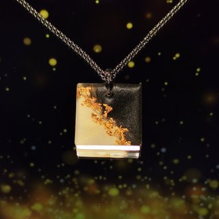 Collar hecho a mano resina negro y oro