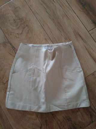 Falda corta piel vegana beige Stradivarius