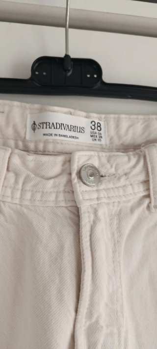 Pantalones vaqueros beige Stradivarius bordados