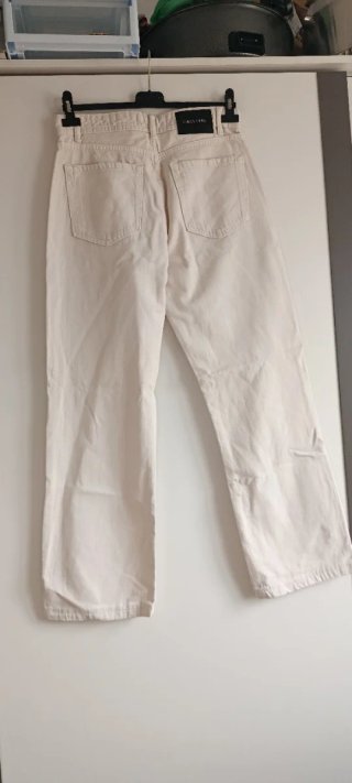 Pantalones vaqueros beige Stradivarius bordados
