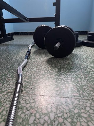 Banco reclinable con barra, discos y pesas 47,5 kg