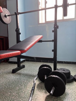 Banco reclinable con barra, discos y pesas 47,5 kg
