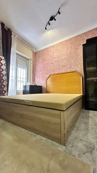 Canapé y colchón de madera