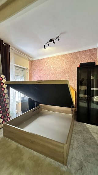 Canapé y colchón de madera