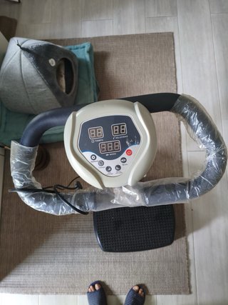 Máquina de ejercicio vibratoria