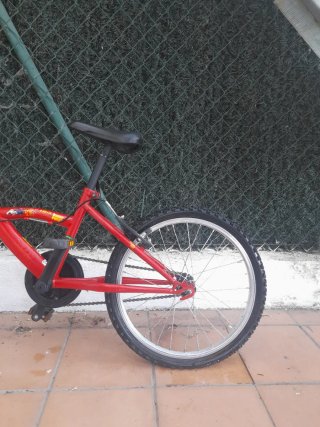 Bicicleta infantil roja y naranja