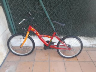 Bicicleta infantil roja y naranja