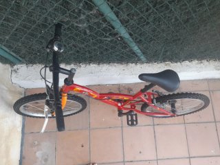 Bicicleta infantil roja y naranja