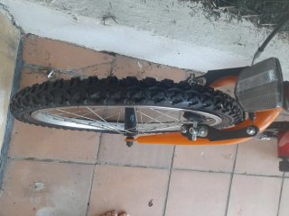 Bicicleta infantil roja y naranja