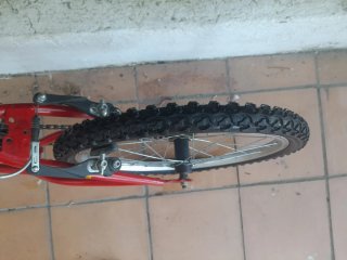 Bicicleta infantil roja y naranja
