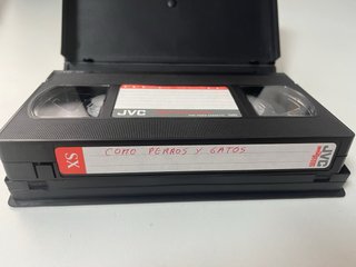 VHS Como Perros y Gatos (Español)