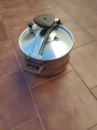 Olla a presión metálica