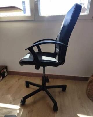 Silla de escritorio negra regulable