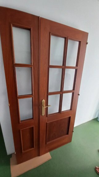 Puerta madera con cristal y anexo