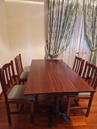 Mesa de comedor con 4 sillas