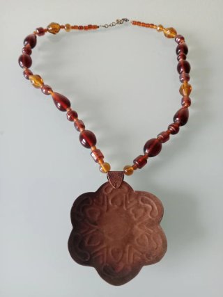 Collar con colgante flor y piedra roja