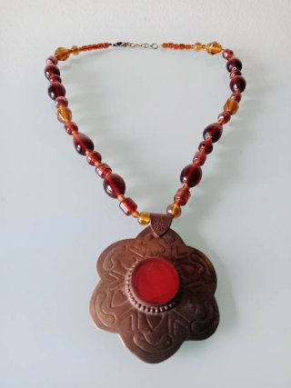Collar con colgante flor y piedra roja