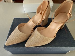 Zapatos de fiesta dorados brillantes