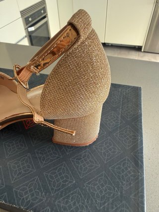 Zapatos de fiesta dorados brillantes