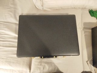 Maletín negro con cerradura numérica