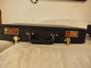 Maletín negro con cerradura numérica