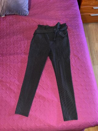 Pantalones negros con lunares blancos