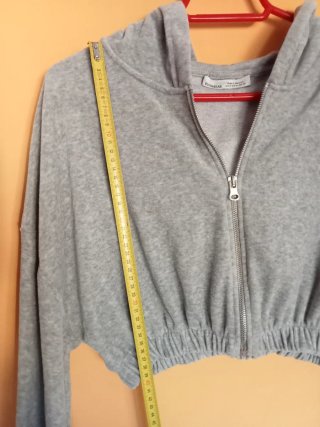 Sudadera gris cropped con cremallera