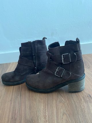 Botines de piel marrón con hebillas