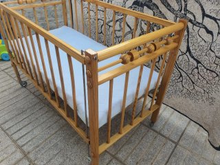 Cuna de madera con ruedas y colchón