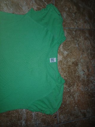 Camiseta verde con volantes