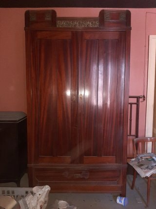 Cassettiera in legno intagliato vintage