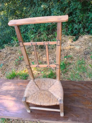 Reclinatorio antiguo de madera