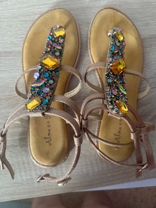 Sandalias Alma en Pena pedrería doradas