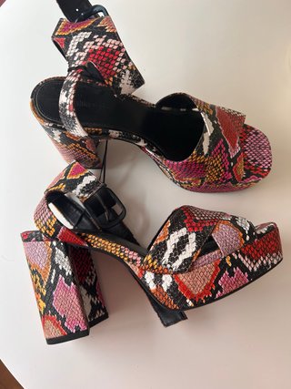 Sandalias Bershka tacón plataforma multicolor